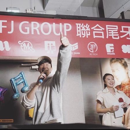 领JJ红包太兴奋！张棋惠主持尾牙惨跌「屁股重摔」　糗样全被拍