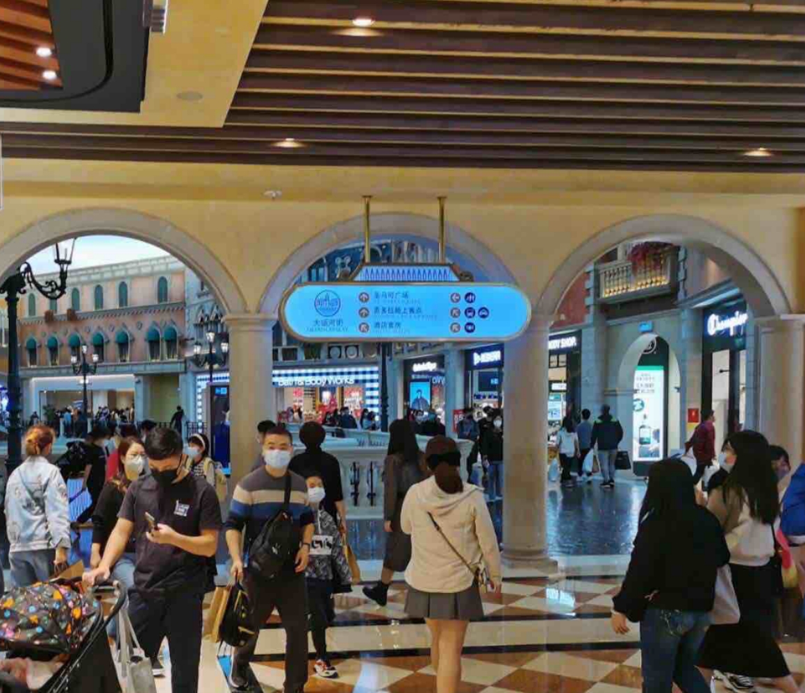 澳门口岸大量客流涌入,来了澳门一定要买手信不枉来一回