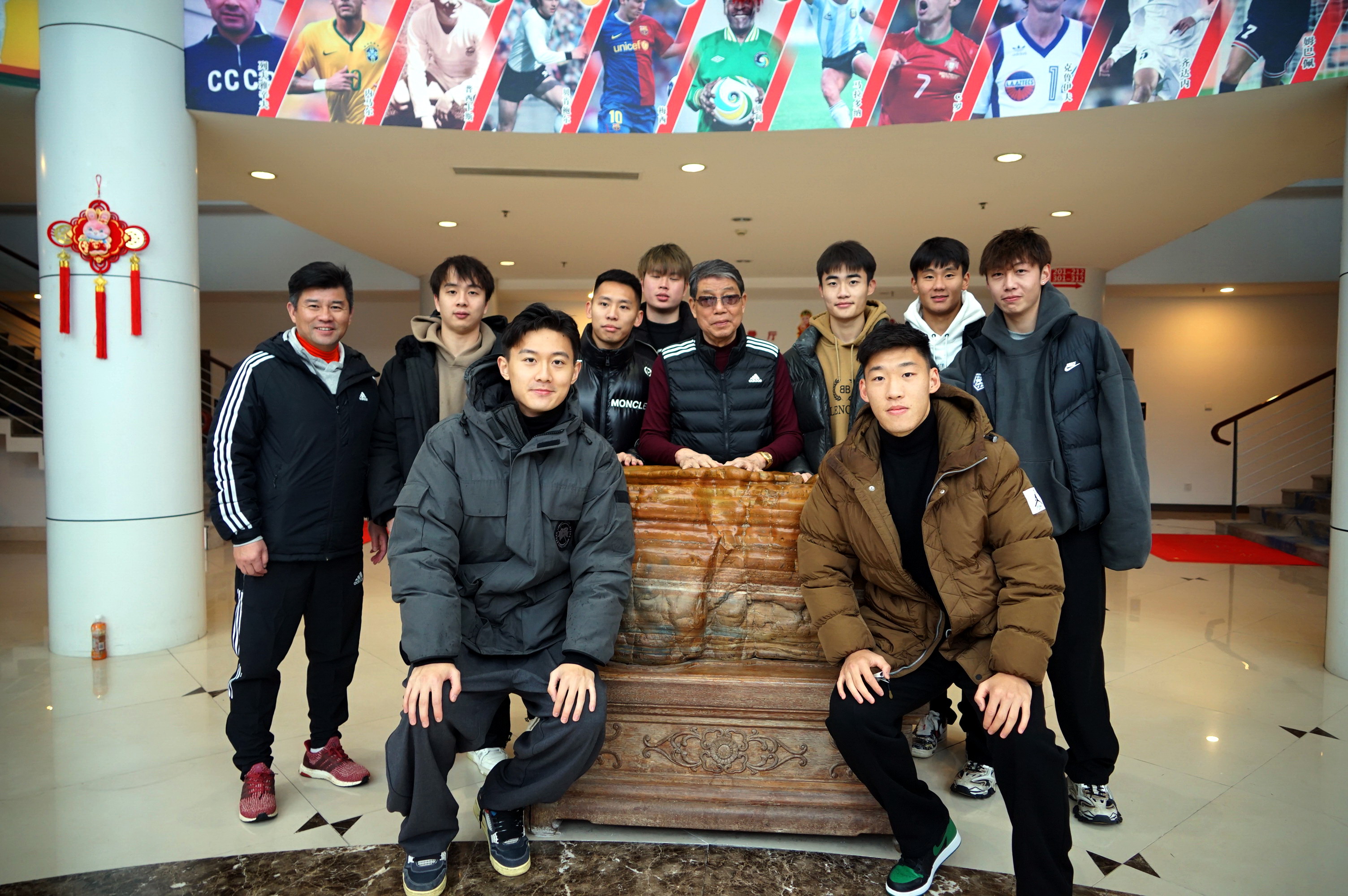 徐根宝80岁生日众弟子齐聚祝寿,众弟子为徐根宝过生日