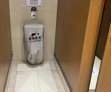 漫画:女生尿急找不到厕所,怎么办?一次羞耻到家的经历……