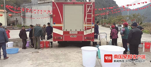 天旱解决村民饮水问题接水送水,村里停水村民饮水难