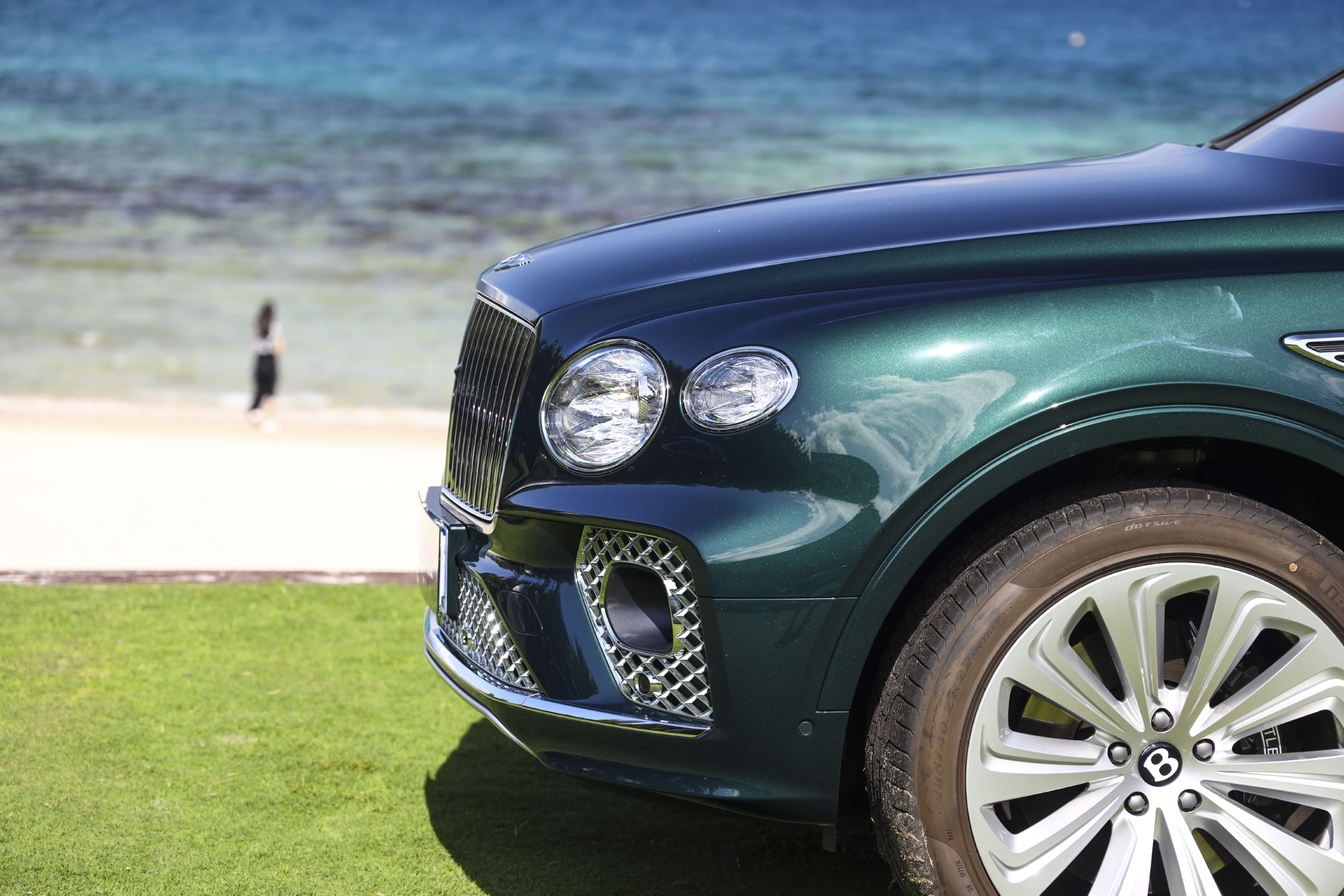 宾利添越bentaygaspeed,2023款宾利添越4.0黑武士落地价