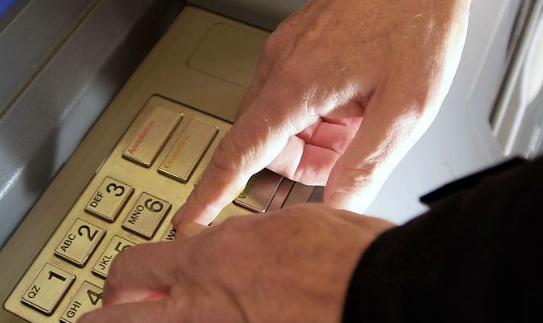 银行卡被atm吞了有什么影响吗,为什么银行卡被atm吞了银行不通知