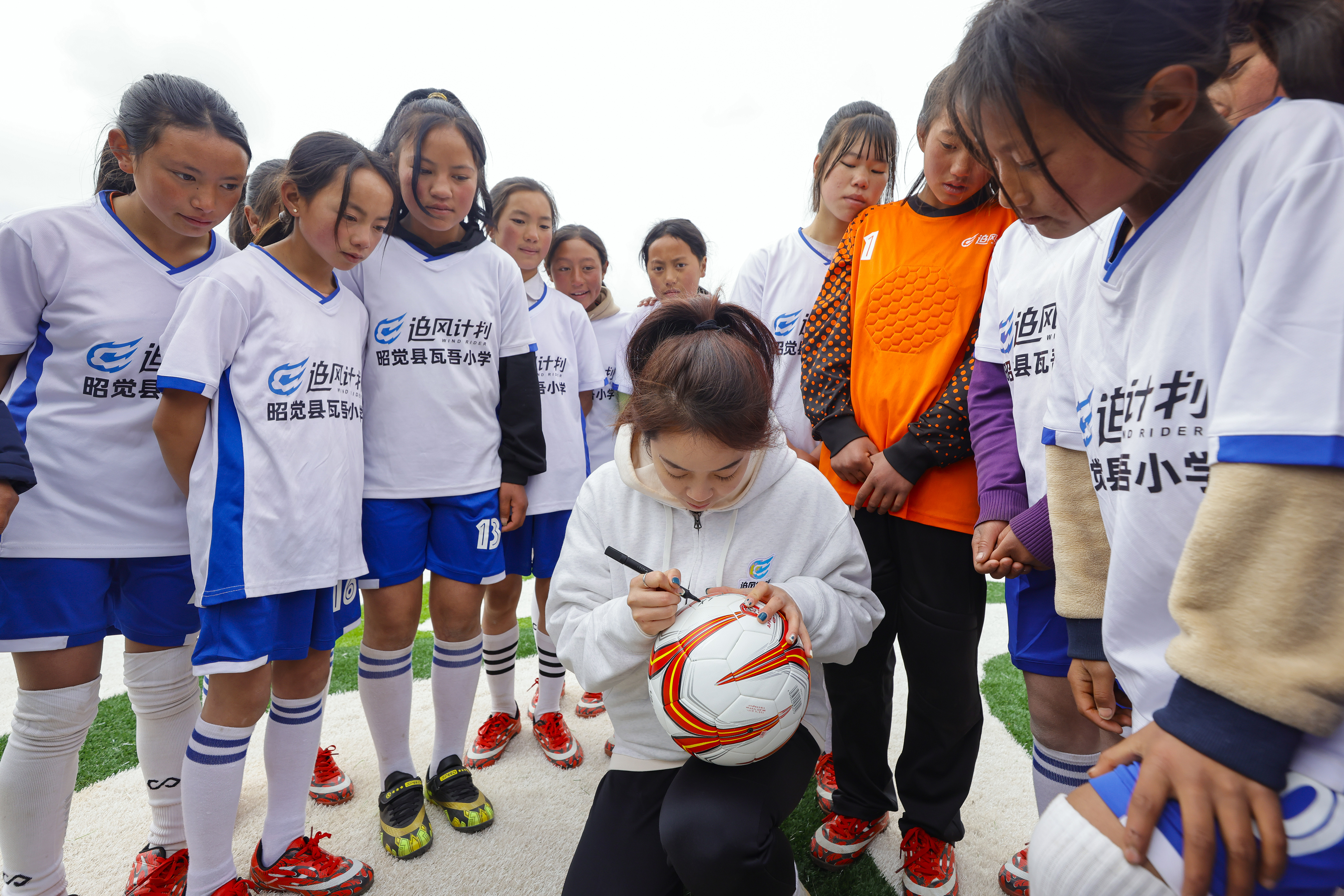(新华全媒+)“玫瑰梦想球场”为大凉山女孩插上追梦翅膀,2