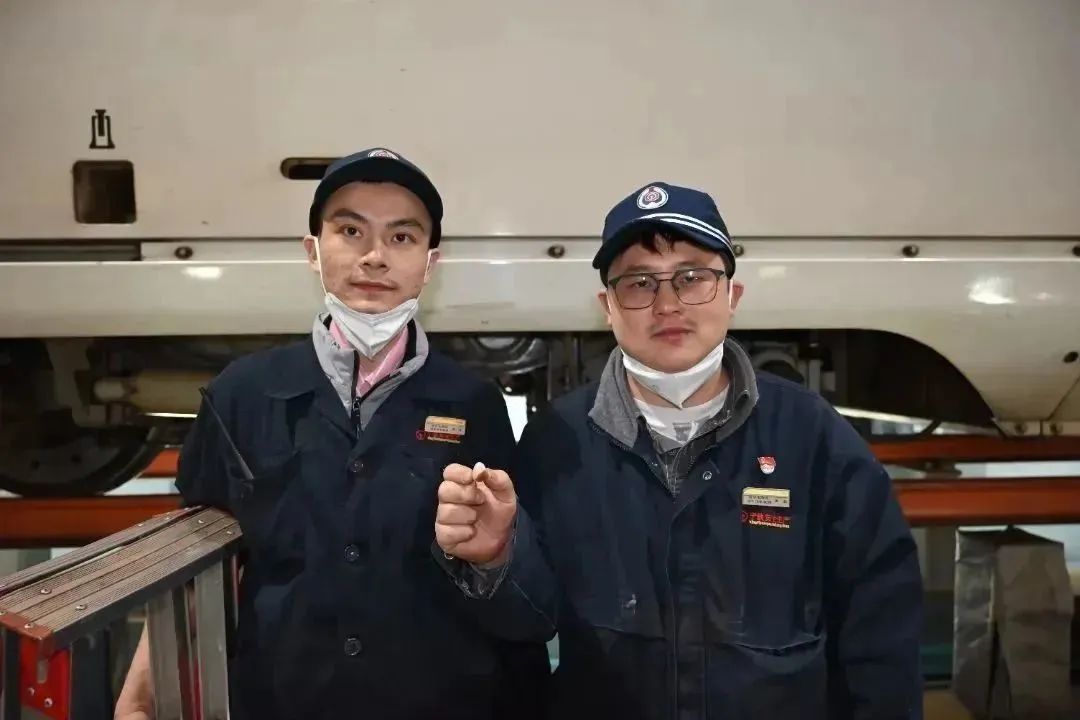 桂林列车上价值数万元的玉石掉进便池，动车组机械师：掏！