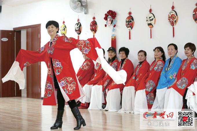 百姓生活|当模特、唱京剧……十堰“模特奶奶”的花样晚年