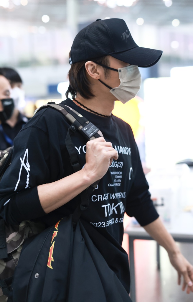 王菲谢霆锋机场重现世纪牵手,王菲谢霆锋2000年6月牵手视频