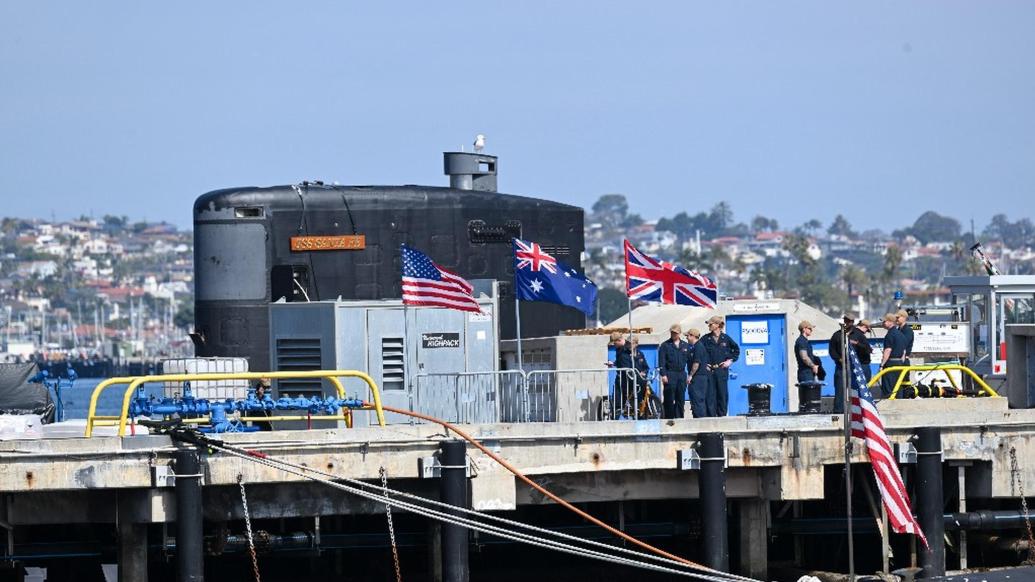 澳式愚蠢，被英美白人哥哥坑了还唱好，天价买二手潜舰陷债务危机