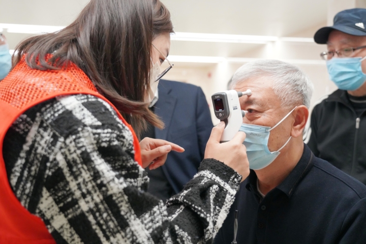 “高眼压”要紧吗？青光眼的衣食住行有哪些注意事项？浙大眼科医院开展世界青光眼周公益宣讲