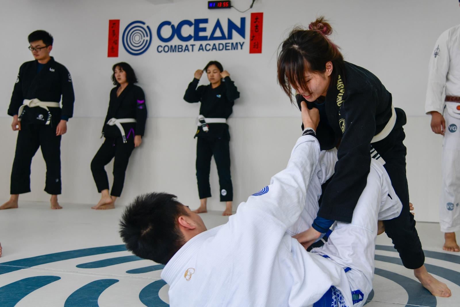 贴身缠斗、以弱克强！女白领爱上巴西柔术，像世界冠军一样降服对手战胜困难