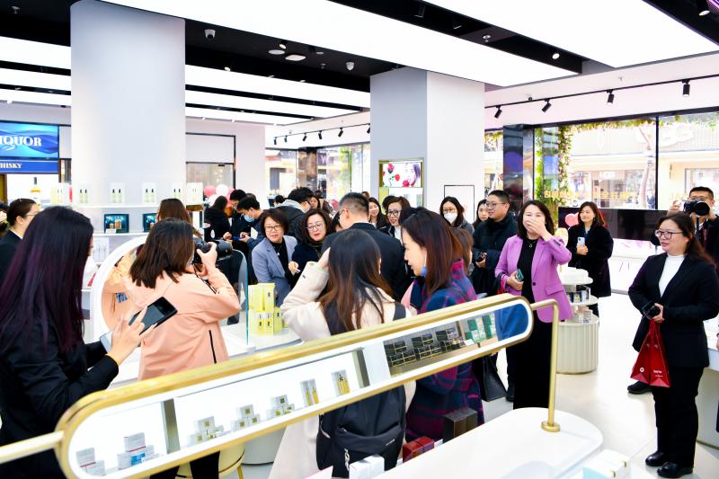 王府井全球购,王府井全球购跨境体验店人多吗