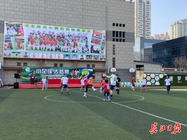 大人对阵小孩足球比赛,青少年足球比赛教练和裁判的对抗