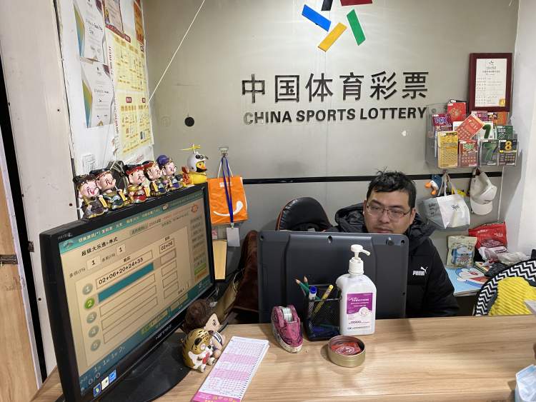 在这家竞彩店，他从彩民变成了店主，把兴趣做成事业，还撑起了养家的重任