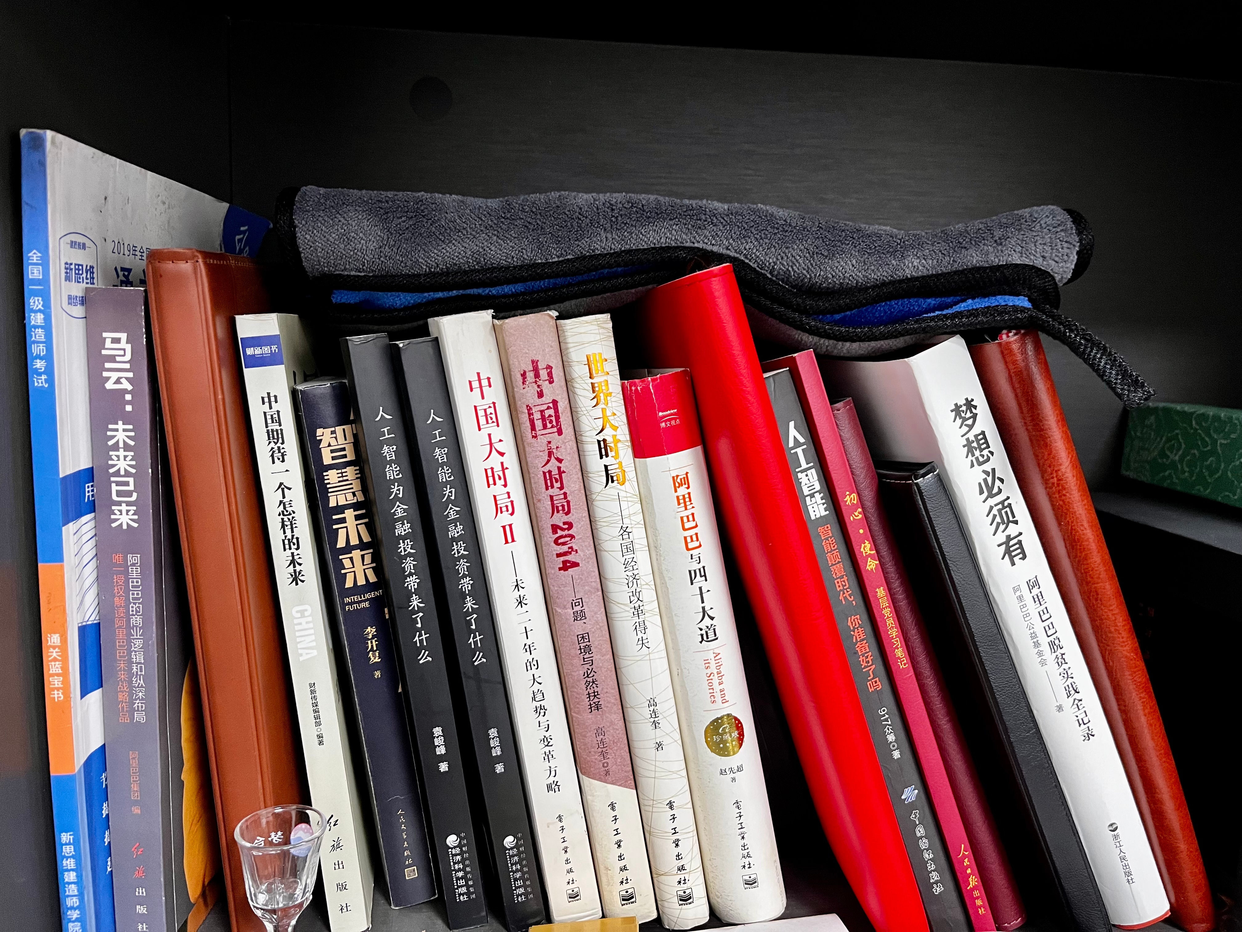 我在县城“喂”AI:曾经家门口就能月入过万,如今面临学历天花板