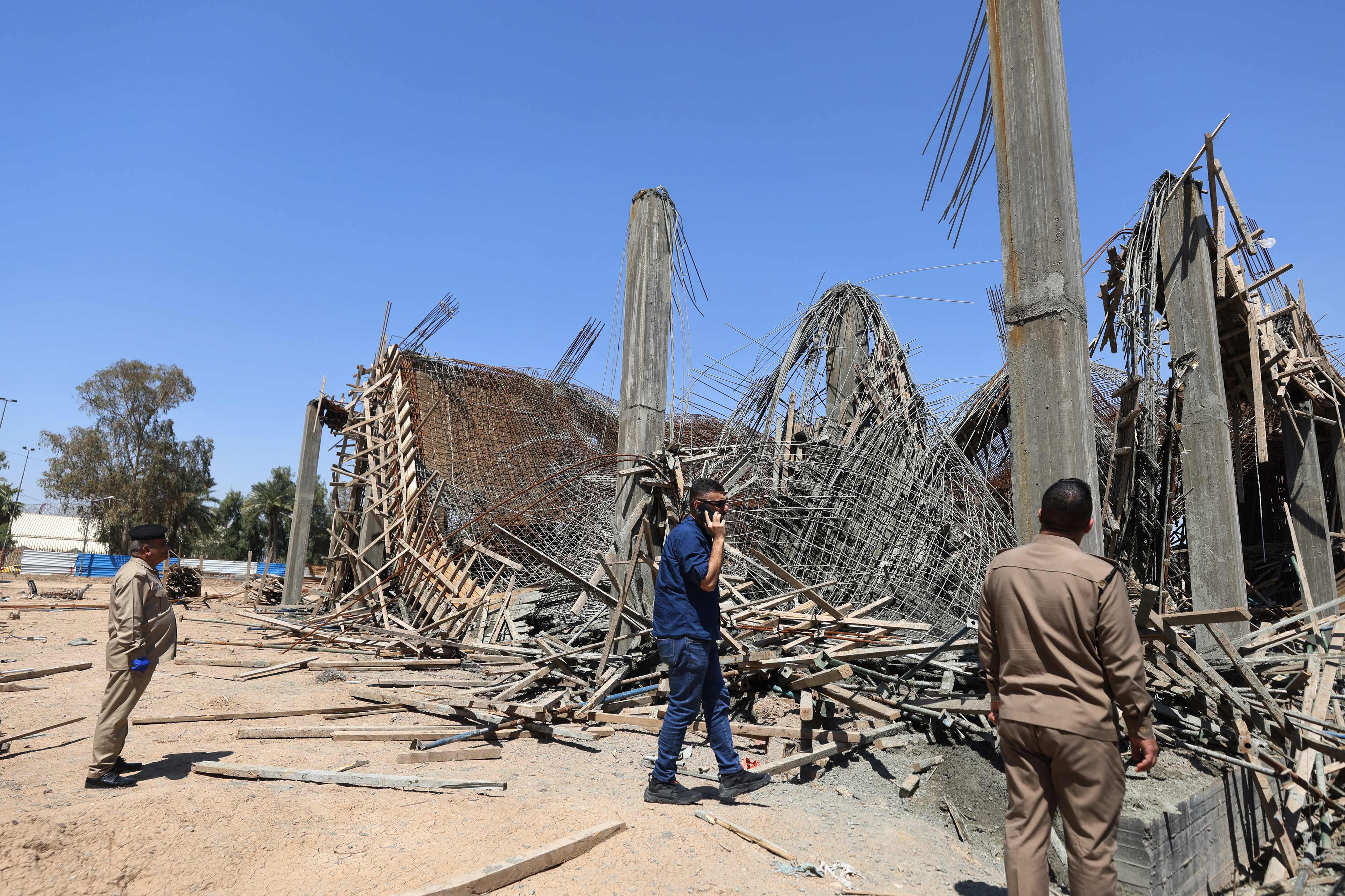 伊拉克巴格达市中心建筑倒塌,泰国一购物中心突然倒塌