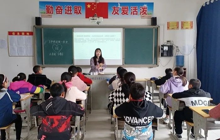 扎根山区教育一线教师的视频,谷城县赵湾乡长岭中心小学校长