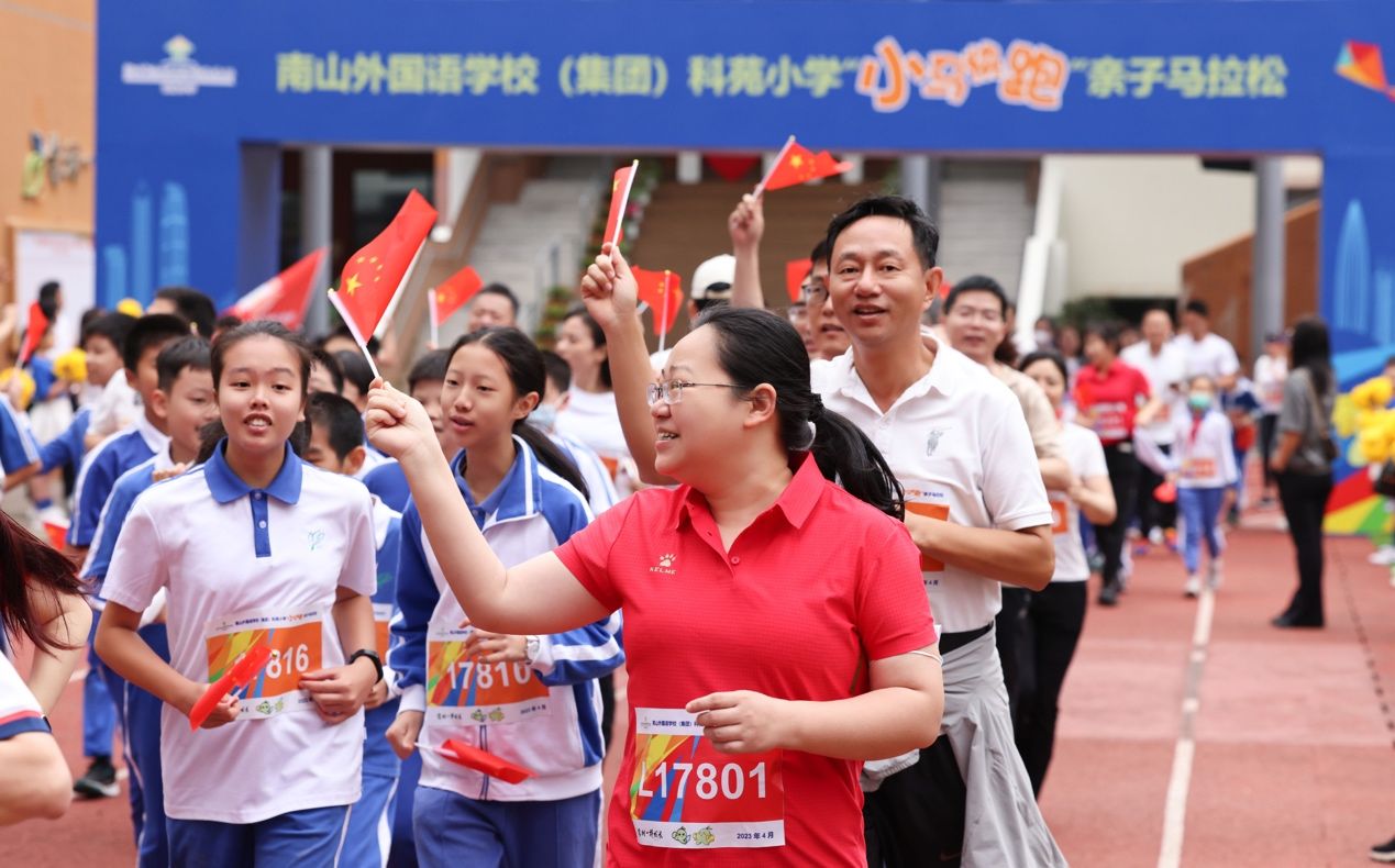 女排奥运冠军亮相！助力科苑小学亲子马拉松周末开跑