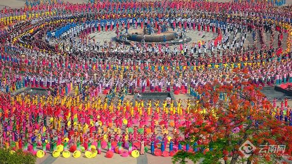 水花泼水节,泼水节水花飞溅