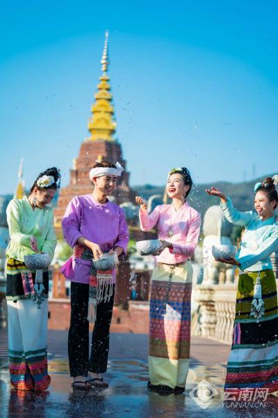 水花泼水节,泼水节水花飞溅