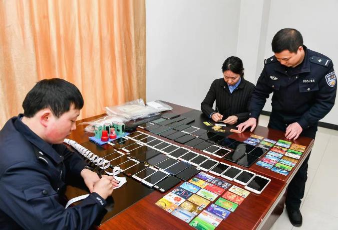 团伙设置“抢红包、踩雷”游戏规则开赌博群涉案流水高达35亿元主犯获刑7年