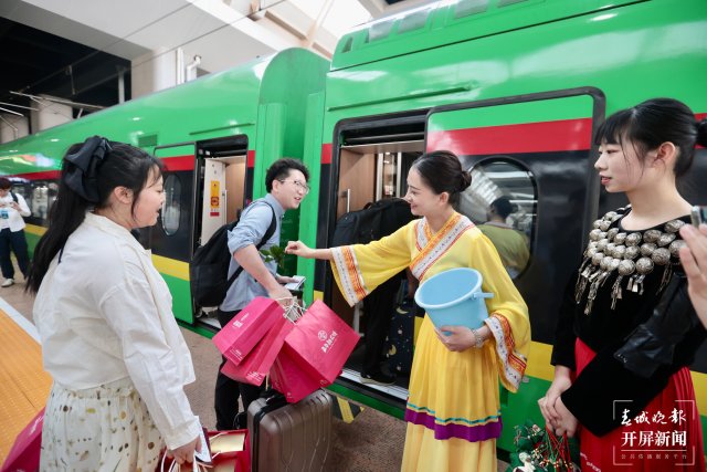 中老铁路国际旅客列车,首趟中老铁路国际旅客列车