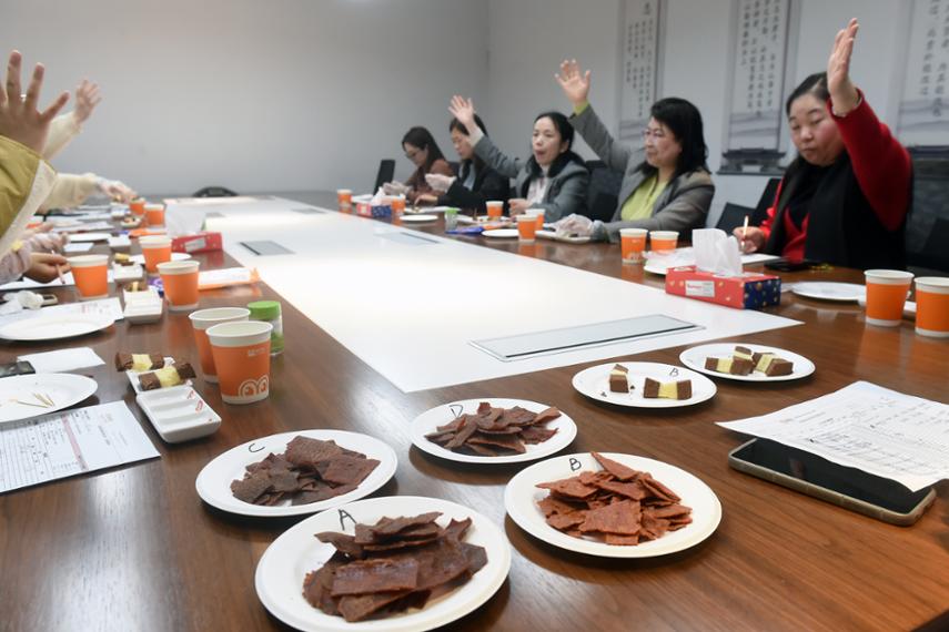 走企业看发展丨千种零食，如何跨越山海与你相逢？上海来伊份股份有限公司里的“零食诞生记”