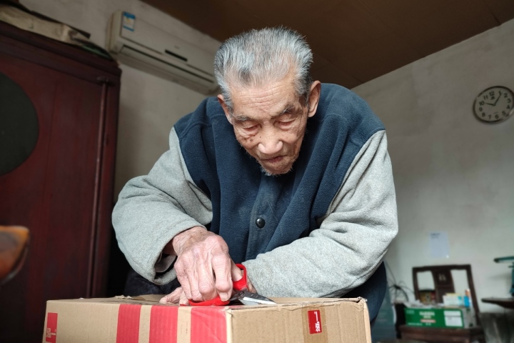 爱给老伴淘零食！宁波百岁“网购达人”有点“潮”