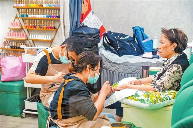 烟火气回归，罗湖商业城客流大幅上涨品“一盅两件”，香港客络绎不绝情有独钟三十年老品牌！“港人后花园”又旺了