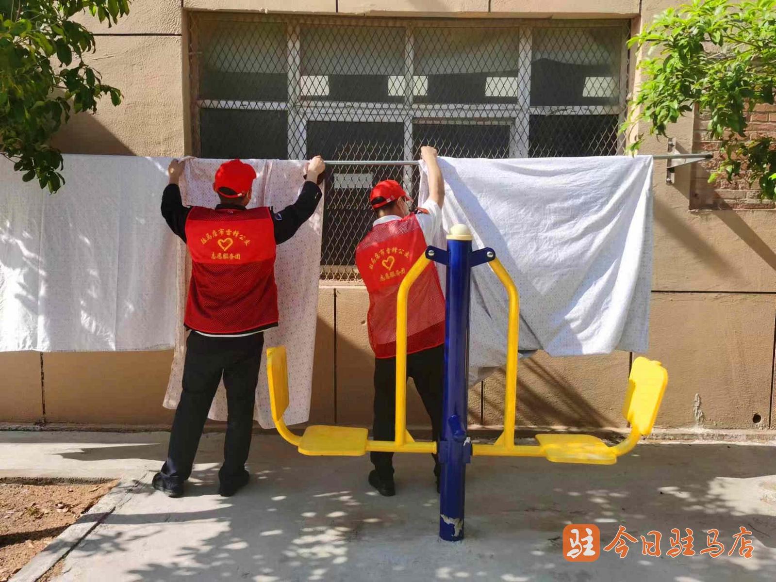 学雷锋青年志愿者进敬老院,志愿者走进敬老院情暖老人心