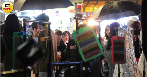 许光汉老街「十指紧扣日本女星」　近身聊天护花赶飞蛾…浪漫互动被直击