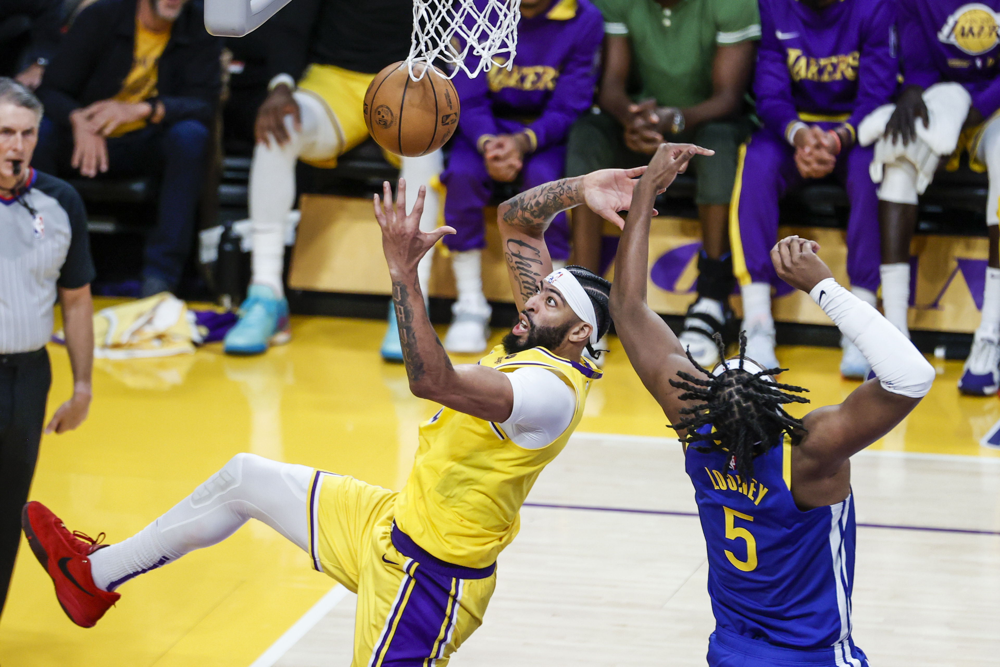 nba常规赛湖人坐镇主场迎战勇士,nba勇士胜湖人队