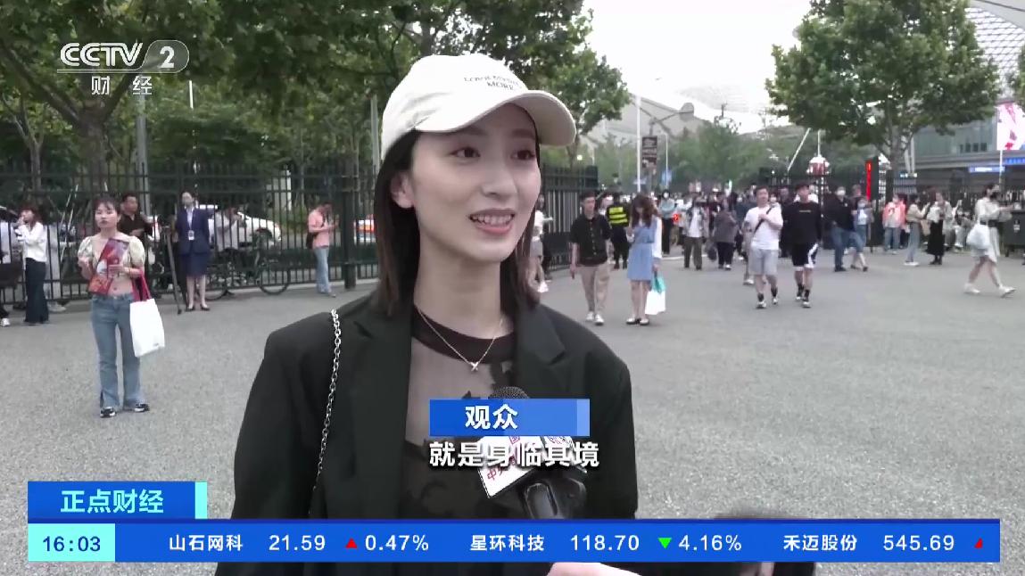 演出现场嗨翻全场掌声响起来,现场演出嗨翻天