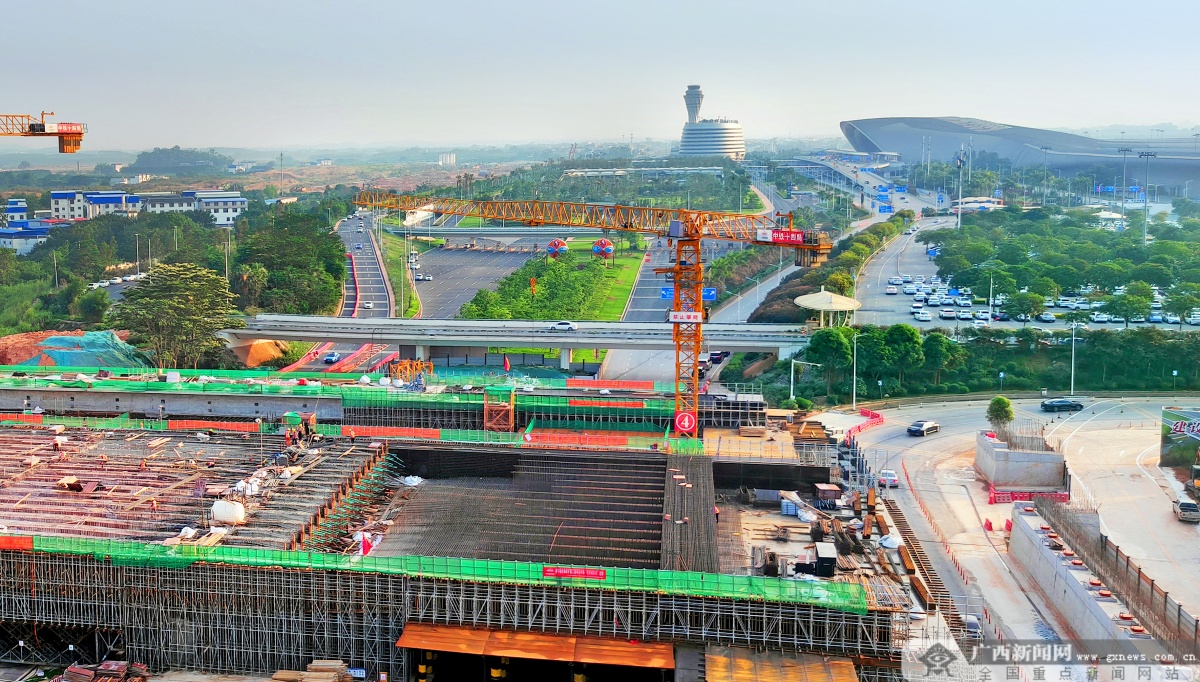 广西云调研·重大项目攻坚记②｜南宁吴圩国际机场改扩建工程：最大跨度飞机滑行道桥挺起“脊梁”