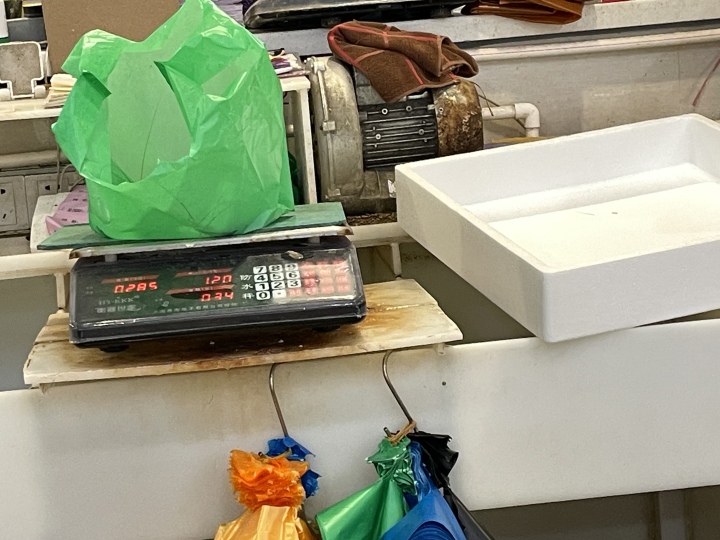 你买海鲜有没有被坑过,海鲜市场为什么买鱼带水称