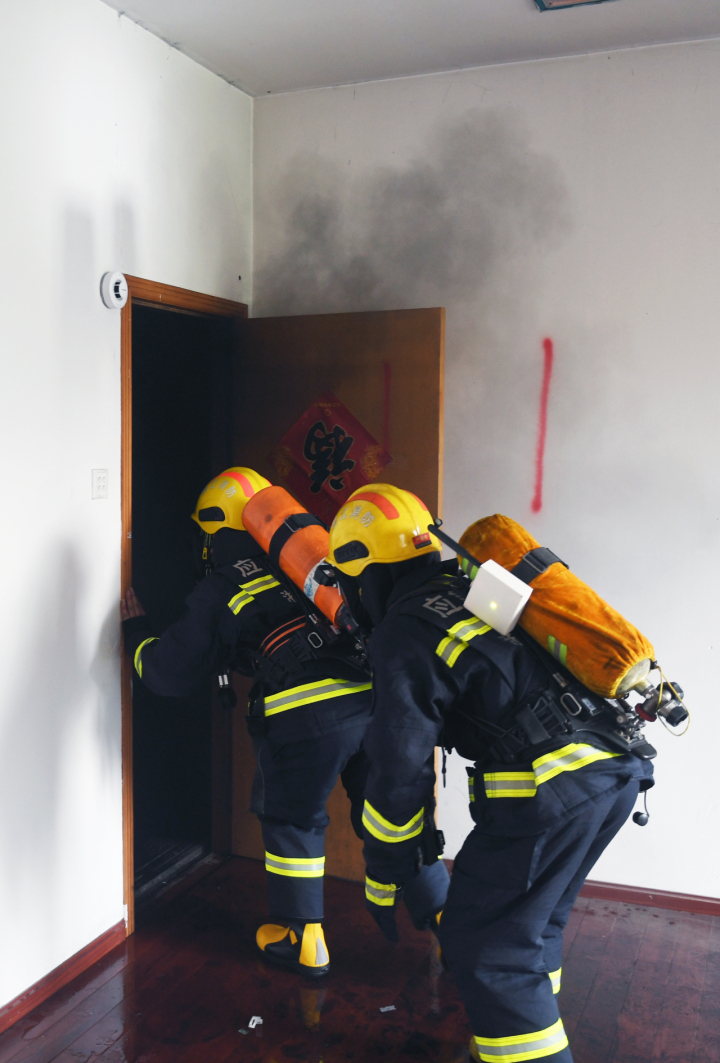 火场出现大量浓烟时应怎样前行,当火场有浓烟时正确的逃生步骤