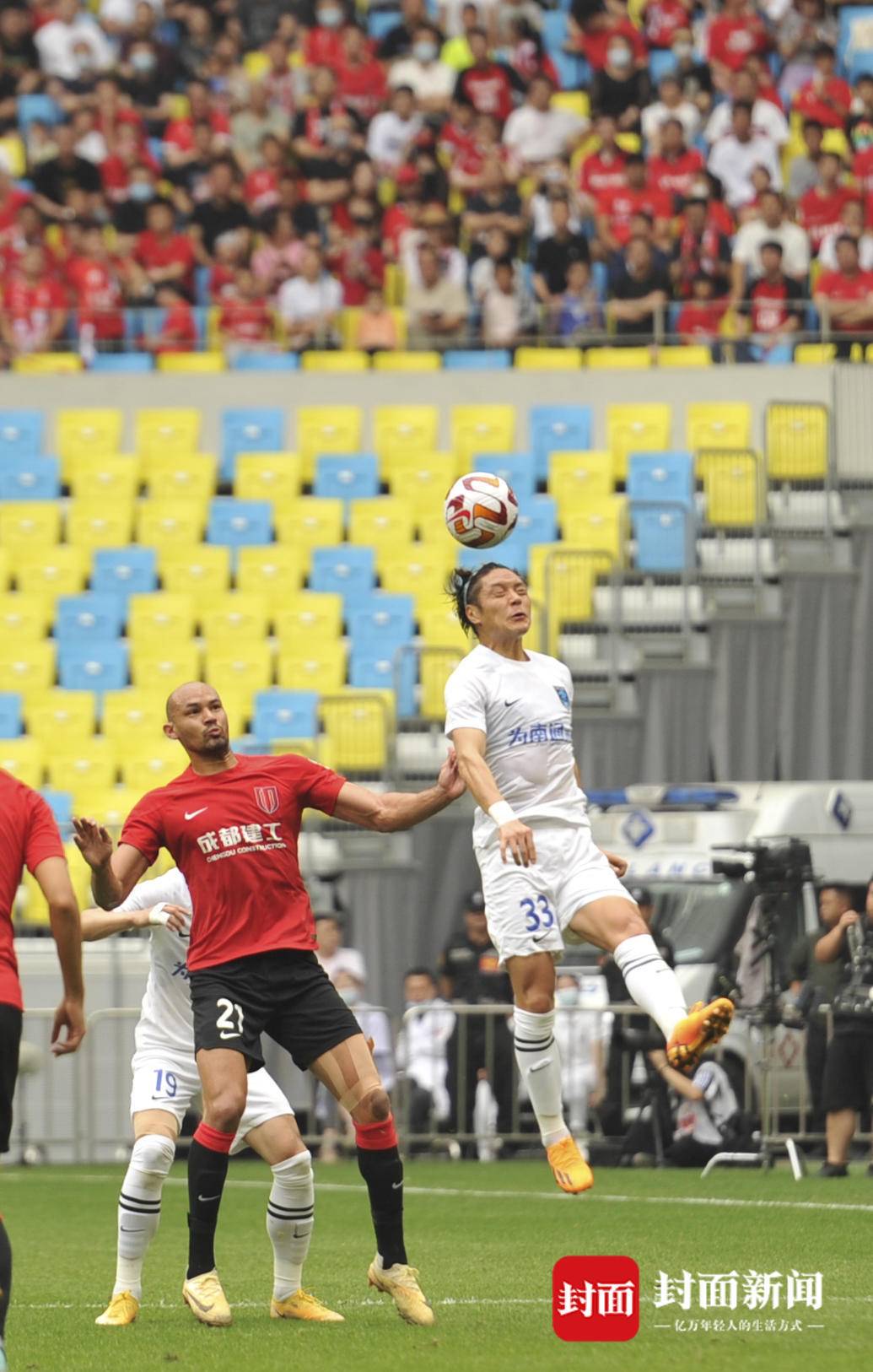 汪嵩成都绕场一圈感谢球迷,小将汪嵩流泪