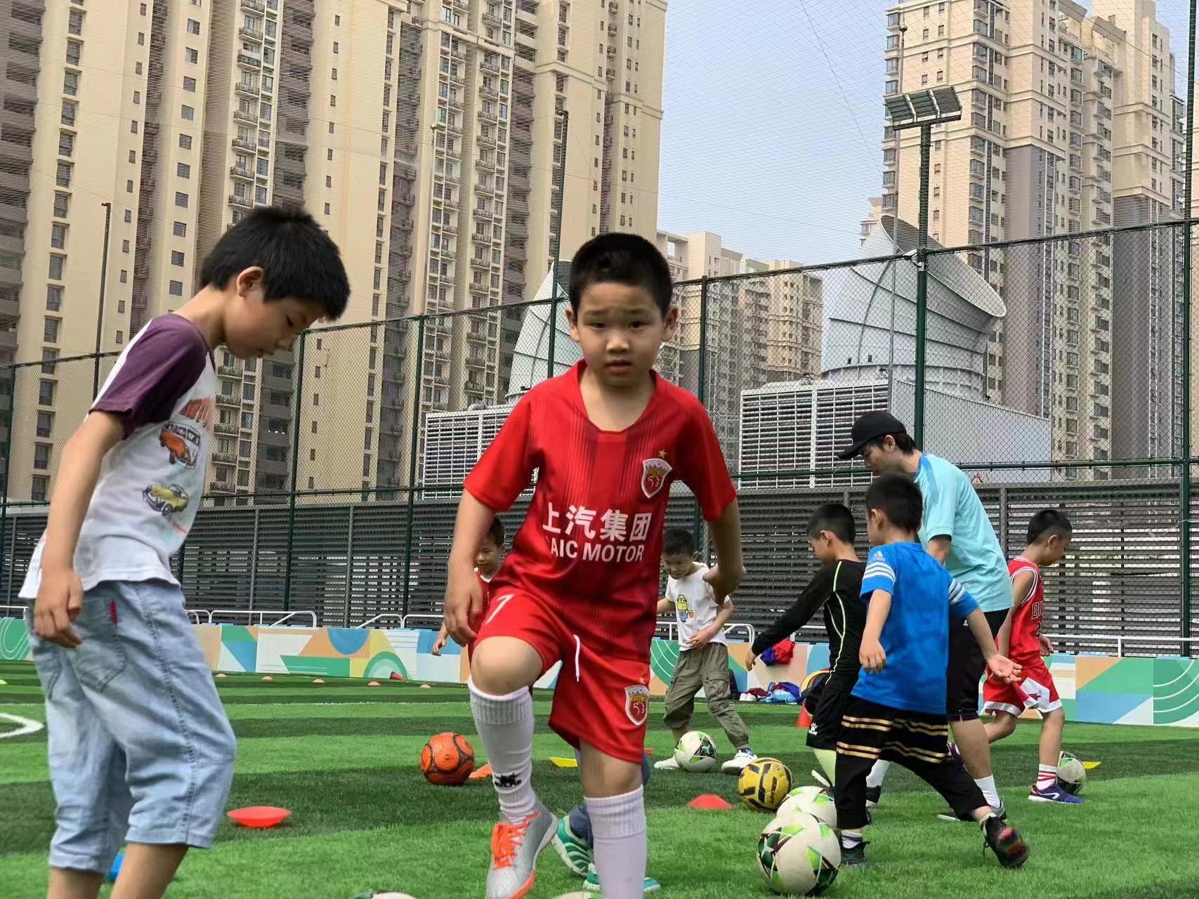 看球学习可以两不误！——听李烨烨说儿子在球场边写作业的故事