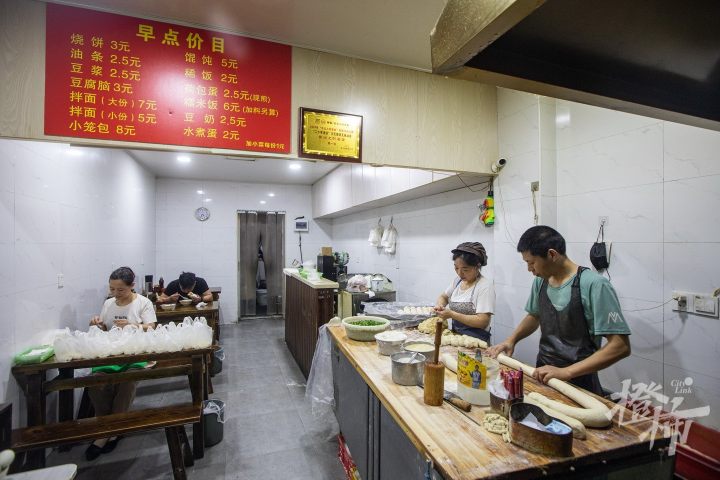 橙柿视觉丨杭州这家人均10元的烧饼油条店，凭什么能入选“米其林”？今早我们去探了探