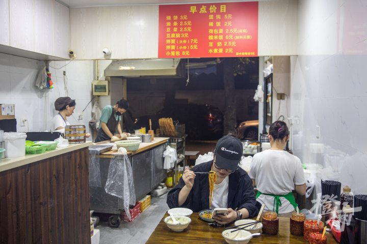 橙柿视觉丨杭州这家人均10元的烧饼油条店，凭什么能入选“米其林”？今早我们去探了探