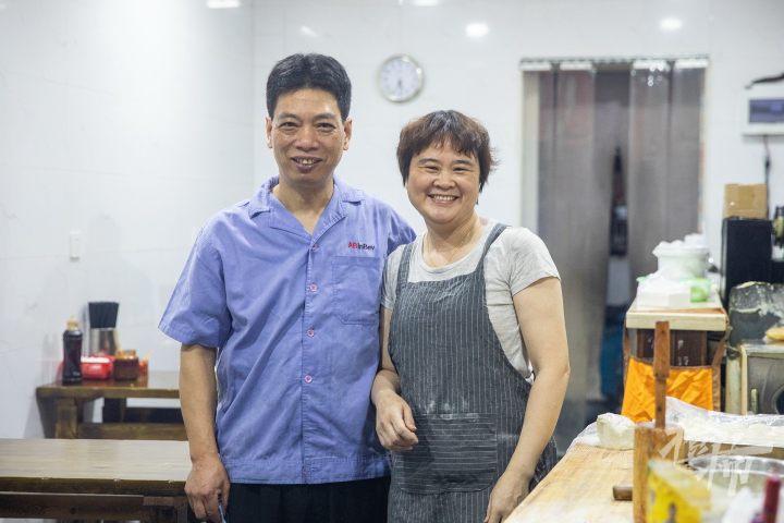 橙柿视觉丨杭州这家人均10元的烧饼油条店，凭什么能入选“米其林”？今早我们去探了探