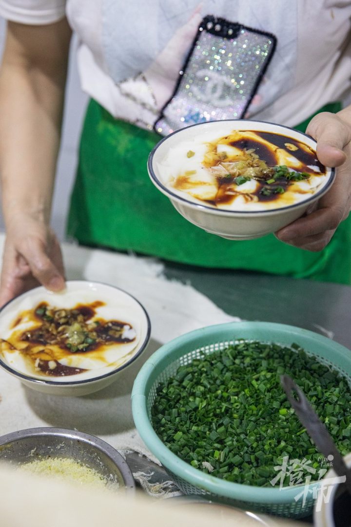 橙柿视觉丨杭州这家人均10元的烧饼油条店，凭什么能入选“米其林”？今早我们去探了探