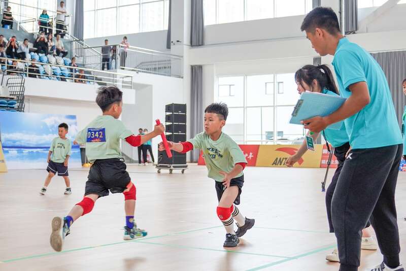 六一儿童节小朋友们比赛跑步,六一儿童节一起舞起来慢动作