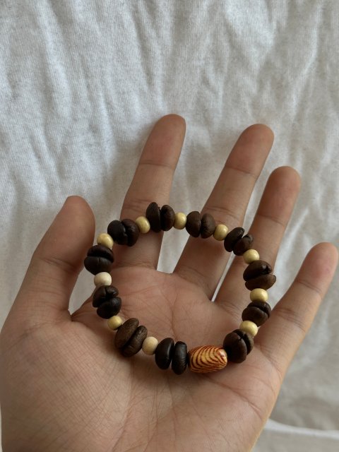 开屏观察｜主打“时尚”and“环保”！咖啡豆手串成年轻人“新宠”