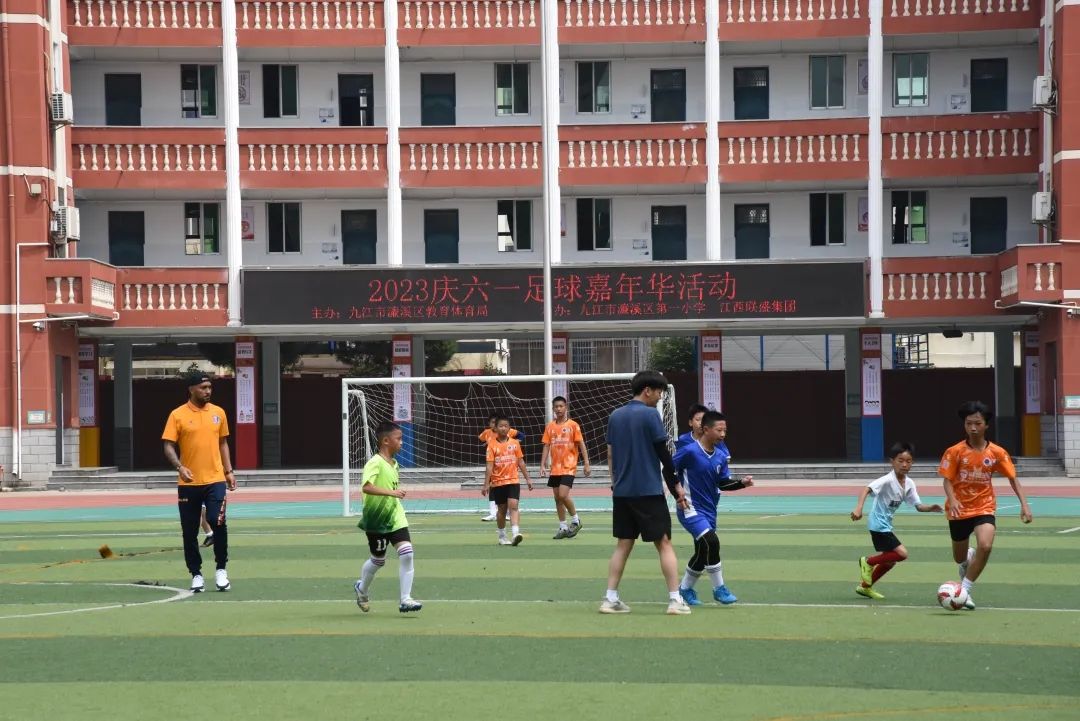 校园足球队传递快乐,推动校园足球丰富校园生活