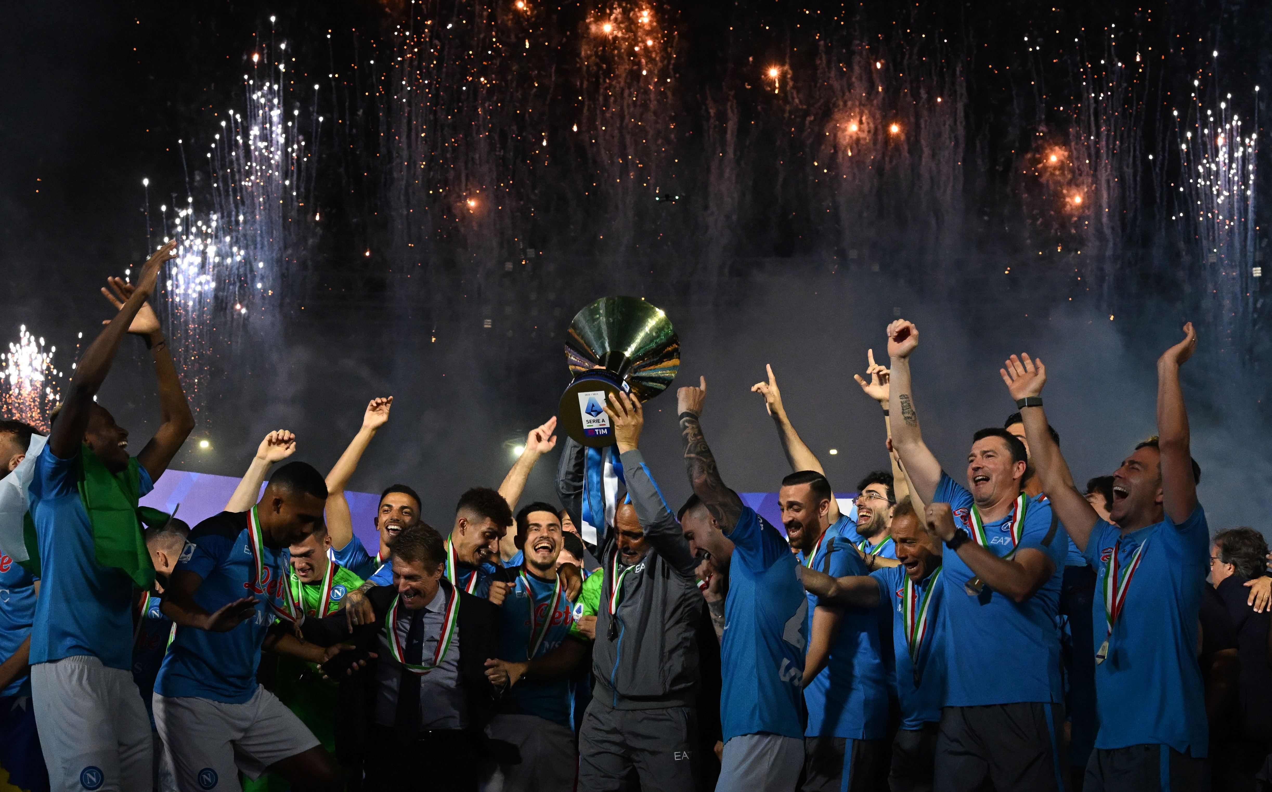 意甲那不勒斯捧杯,足球那不勒斯比赛分析