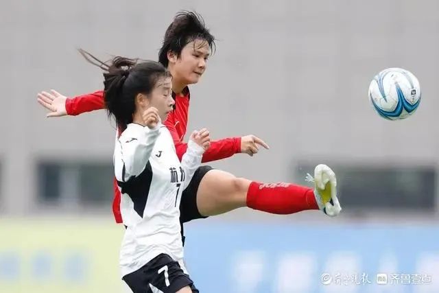 济南历城二中女足为国出征，“能踢能学”秘诀何在