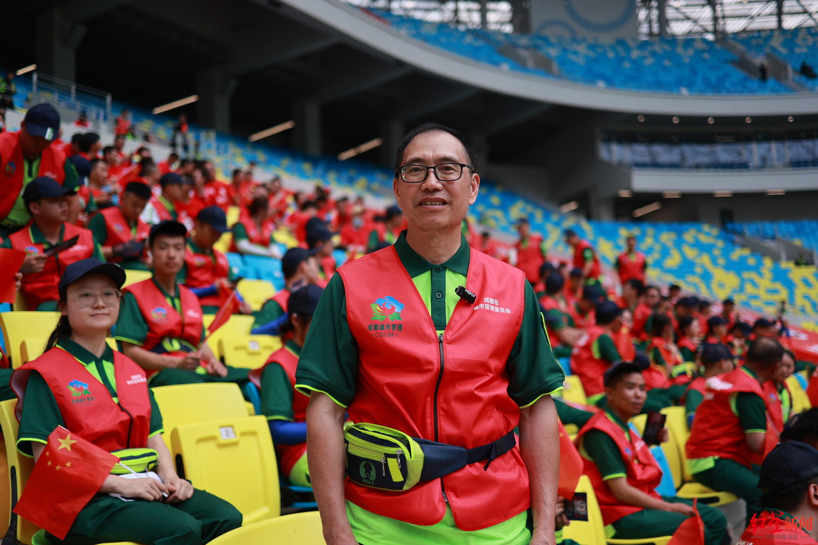 城市一线建设者相约凤凰山,为足球呐喊,为成都助威!