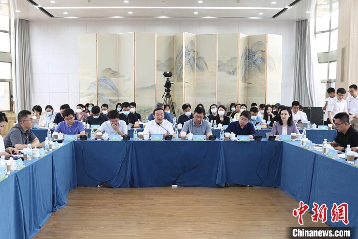 特写：“你们尽管笑，我们负责守护”