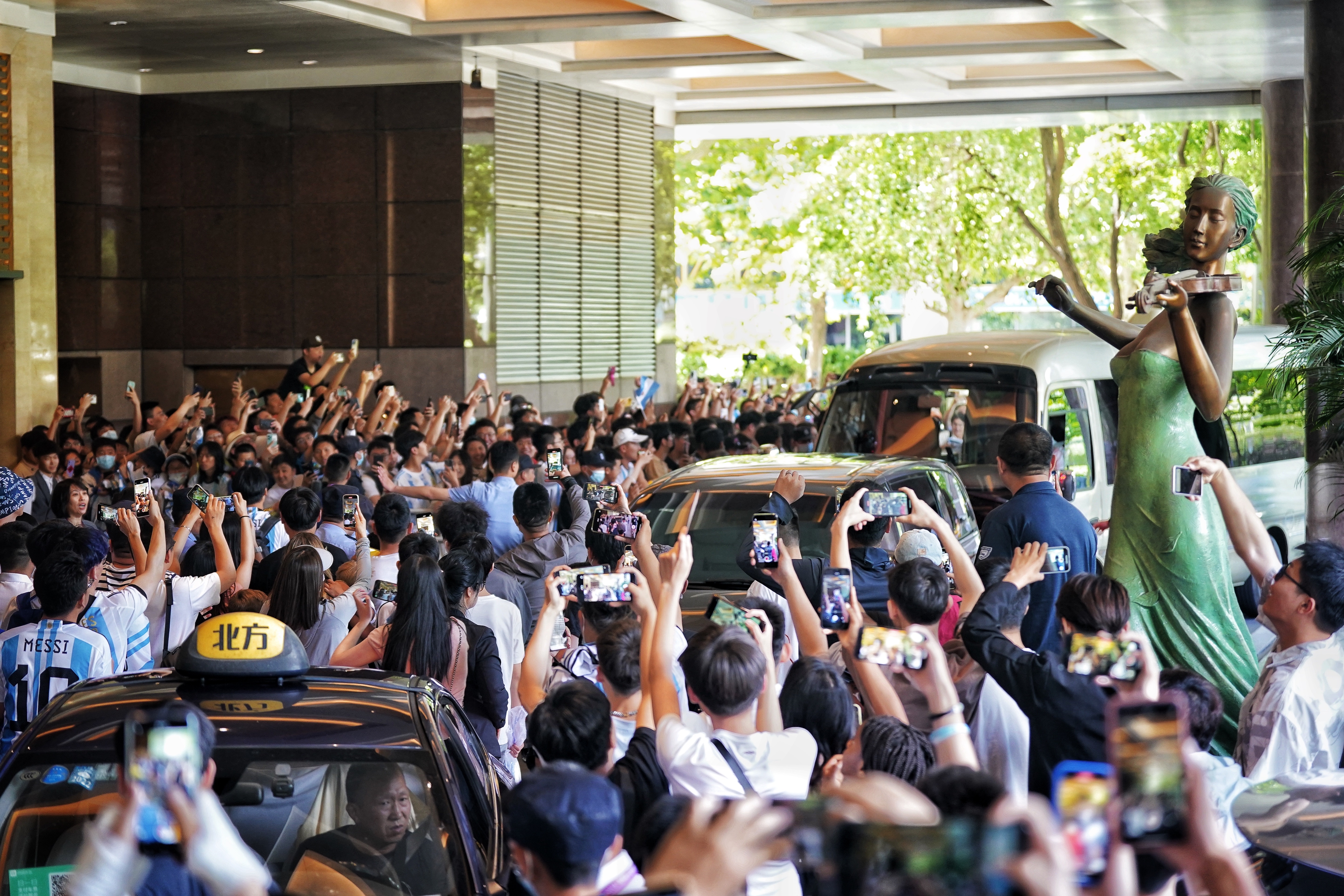 球迷等待梅西到巴黎直播,足球体育梅西