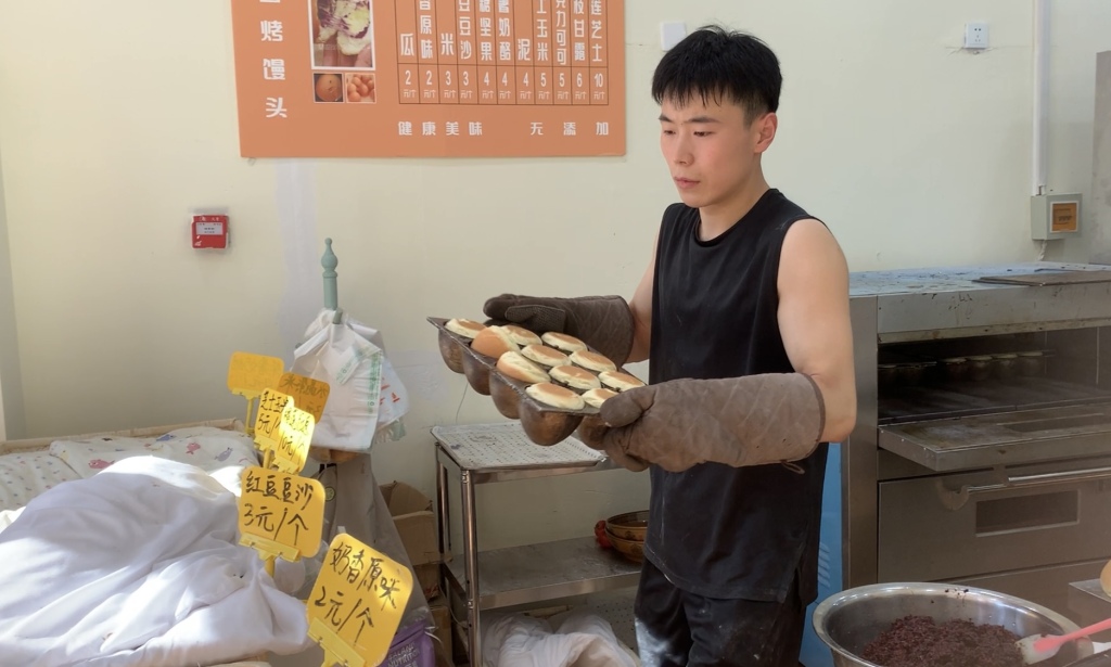 每扛1袋面，能省1块钱！网红小情侣掘金馒头店，两月赚十万，秘诀在这里